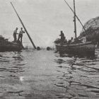 Le mât du Liban émergeant de l'eau. Bateaux des scaphandriers qui vont descendre entre les rochers près l'île de Maïre. Juin 1903 (Photo Jouvin, Collections Musée d'histoire de Marseille © Ville de Marseille)