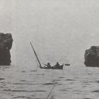 La repêche des corps naufragés du Liban près des rochers de l'île de Maïre en vue de Marseille. Deux femmes enlaçées, remontées ensemble ("Photo Jouvin", Collections Musée d'histoire de Marseille © Ville de Marseille)