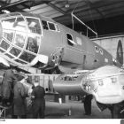 Installation des ailes sur un Heinkel 111, version P4 en 1939 (Cliché H. Hubmann, source Bundesarchiv, Bild 101I-774-0013-06 © H. Hubmann)
