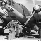 Chargement des bombes d'un Heinkel 111 de la Legion Condor, en Espagne en 1939 (auteur du cliché inconnu, source BundesarchivBild 183-C0214-0007-013 © Bundesarchiv)