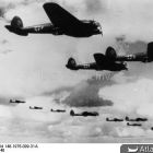 Vol de Heinkel 111 en formation au-dessus de l'Angleterre en 1940 (Cliché O. Hang, source Bundesarchiv,  Bild 146-1976-099-31A © O. Hang)