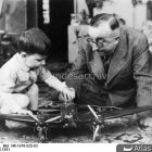 Le professeur E. Heinkel présentant à son fils un model réduit de Heinkel 111 en 1941 (Cliché O. Hang, source Bundesarchiv, Bild 146-1976-020-03 © O. Hang)