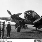 Pilotes devant un Heinkel 111 au sol en Union Soviétique durant la Bataille de Stalingrad en 1942 (Cliché Dressler, source Bundesarchiv, Bild 101I-326-2857-14 © Dressler)