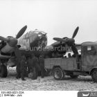 Chargement d'un Heinkel 111  en mai-juin 1944 (Cliché Heinz, source Bundesarchiv, Bild 101I-503-0221-22A © Heinz)