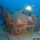 Vue sous-marine de l'avant du Heinkel 111 avec la mitrailleuse de nez encore en place (Cliché E. Tarantino, source www.notteesale.it © E. Tarantino)