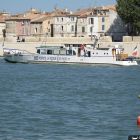 La vedette Le Rhône, des VNF, en conférence-fluviale pour présenter aux publics le site archéologique Arles-Rhône 3. (Cliché J.-L. Verdier © J.-L. Verdier)