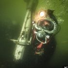 Scaphandrier avec une suceuse à air utilisée pour fouiller le dépotoir portuaire de l'Antiquité recouvrant l'épave. (Cliché T. Seguin ©  O'Can-Ipso Facto, Mdaa/CG13)