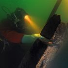 Mise en place d'une cale derrière le flanc du bateau. (Cliché T. Seguin ©  O'Can-Ipso Facto, Mdaa/CG13)