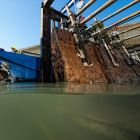 Remontée d'un tronçon de l'épave dans la "piscine"  du ponton. (Cliché T. Seguin ©  O'Can-Ipso Facto, Mdaa/CG13) 