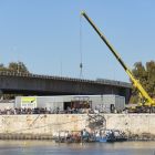 Le grutage s'effectue devant quelques dizaines de privilégiés, admis dans l'enceinte du chantier pour l'occasion.(Cliché R. Bénali © Studio Atlantis, Mdaa/CG13)