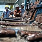 Nettoyage d'un des tronçons de l'épave, à sa sortie de l'eau. (Cliché T. Seguin © O'Can-Ipso Facto, Mdaa/CG13)