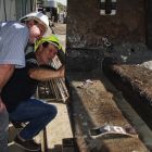 Michel L'Hour, directeur du Drassm, et Claude Sintès, directeur du MdAa, observent un des tronçons de l'épave à sa sortie de l'eau. (Cliché R. Bénali © Studio Atlantis, Mdaa/CG13)