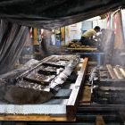 De leur sortie de l'eau jusqu'à leur transport à l'atelier ARC-Nucléart, les bois de l'épave sont maintenus en eau. Hormis les moments de documentation, ils sont placés sous des rampes d'arrosage. (Cliché T. Seguin © O'Can-Ipso Facto, Mdaa/CG13)