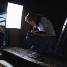 Sandra Greck (Ipso Facto), dendro-archéologue, documente un flanc d'un des tronçons de l'épave, après son démontage par les restaurateurs. (Cliché R. Bénali © Studio Atlantis, Mdaa/CG13)