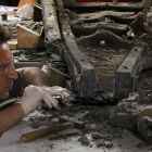 Nettoyage des renforts métalliques de la proue, au micro-burin, par Philippe de Viviés (A-Corros), restaurateur. (Cliché R. Bénali © Studio Atlantis, Mdaa/CG13)