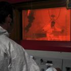 Préparation de la proue en cellule d'irradiation avec suivi sur écran de contrôle. (Cliché R. Bénali © Studio Atlantis, Mdaa/CG13)