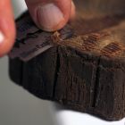 Rafraîchissement du bois à la lame de rasoir, en vue des analyses dendrochronologiques. (Cliché R. Bénali © Studio Atlantis, Mdaa/CG13)