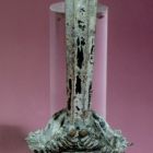 Détail de l’anse d’oenochoé, ornée d’une figure dionysiaque à la base (Cliché A. Chéné-CCJ-CNRS © CCJ-CNRS)