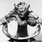 Détail du bord et de l’attache supérieure de l’anse, ornée avec le buste de Dionysos Tauros (Cliché P. Foliot-CCJ-CNRS © CCJ-CNRS)