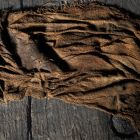 Tissu de laine utilisé pour assurer l'étanchéité entre les planches de la coque, après restauration et dépliage (cliché R. Bénali © Studio Atlantis, Mdaa/CG13) 