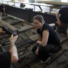 Les éléments du chaland sont remis en place parfois pièce par pièce. Sur la photo, Floriane Hélias, restauratrice d'ARC-Nucléart et adjointe de H. Bernard-Maugiron pour le remontage du chaland  (cliché R. Bénali © Studio Atlantis, Mdaa/CG13)