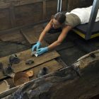 Aurélie Coste, du service conservation, dispose les objets à la poupe du bateau  (cliché R. Bénali © Studio Atlantis, Mdaa/CG13)