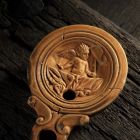 Cette lampe à huile, décorée d'un médailon d'applique représentant un Amour, faisait partie de la dotation de bord  (cliché R. Bénali © Studio Atlantis, Mdaa/CG13)
