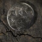 Revers de la monnaie votive, découverte entre deux pièces d'architecture, à la proue du bateau.  (Cliché R. Bénali © Studio Atlantis, Mdaa/CG13)